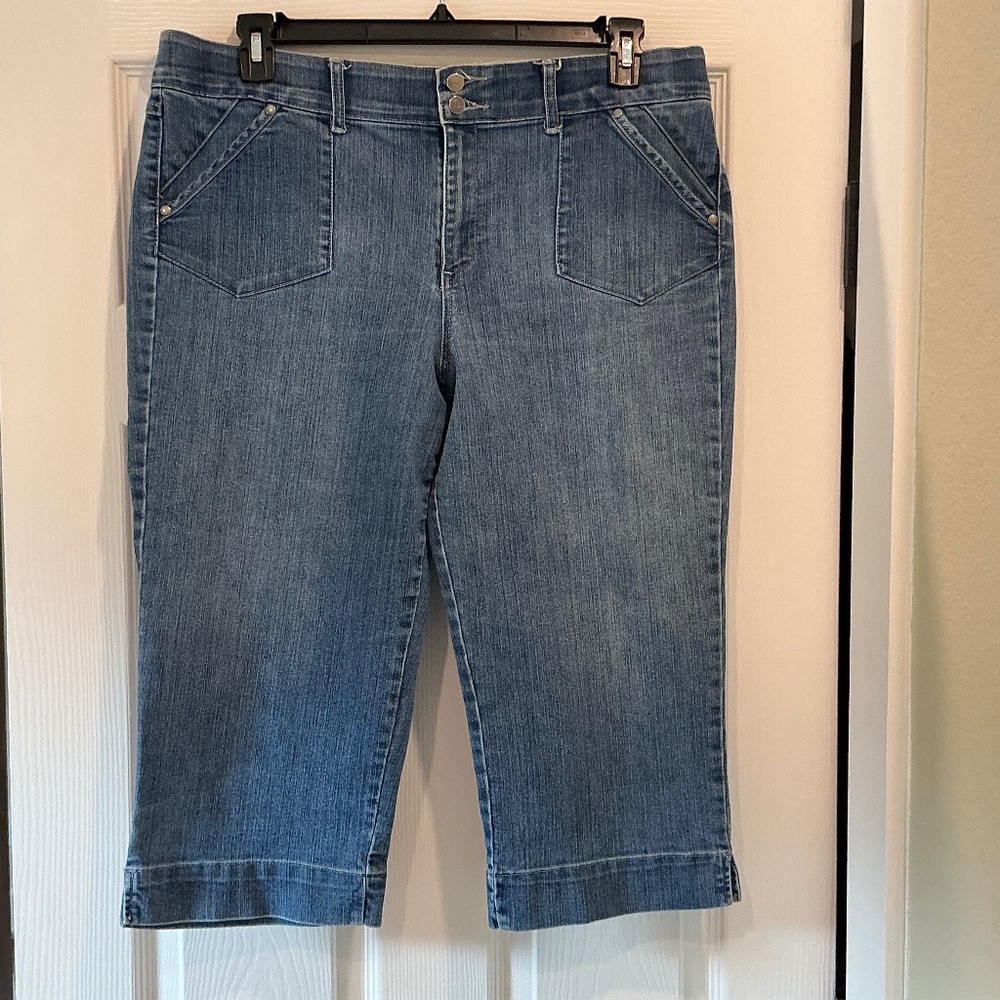 NWOT Gloria Vanderbilt Classic Blue Denim Jean Capri 16